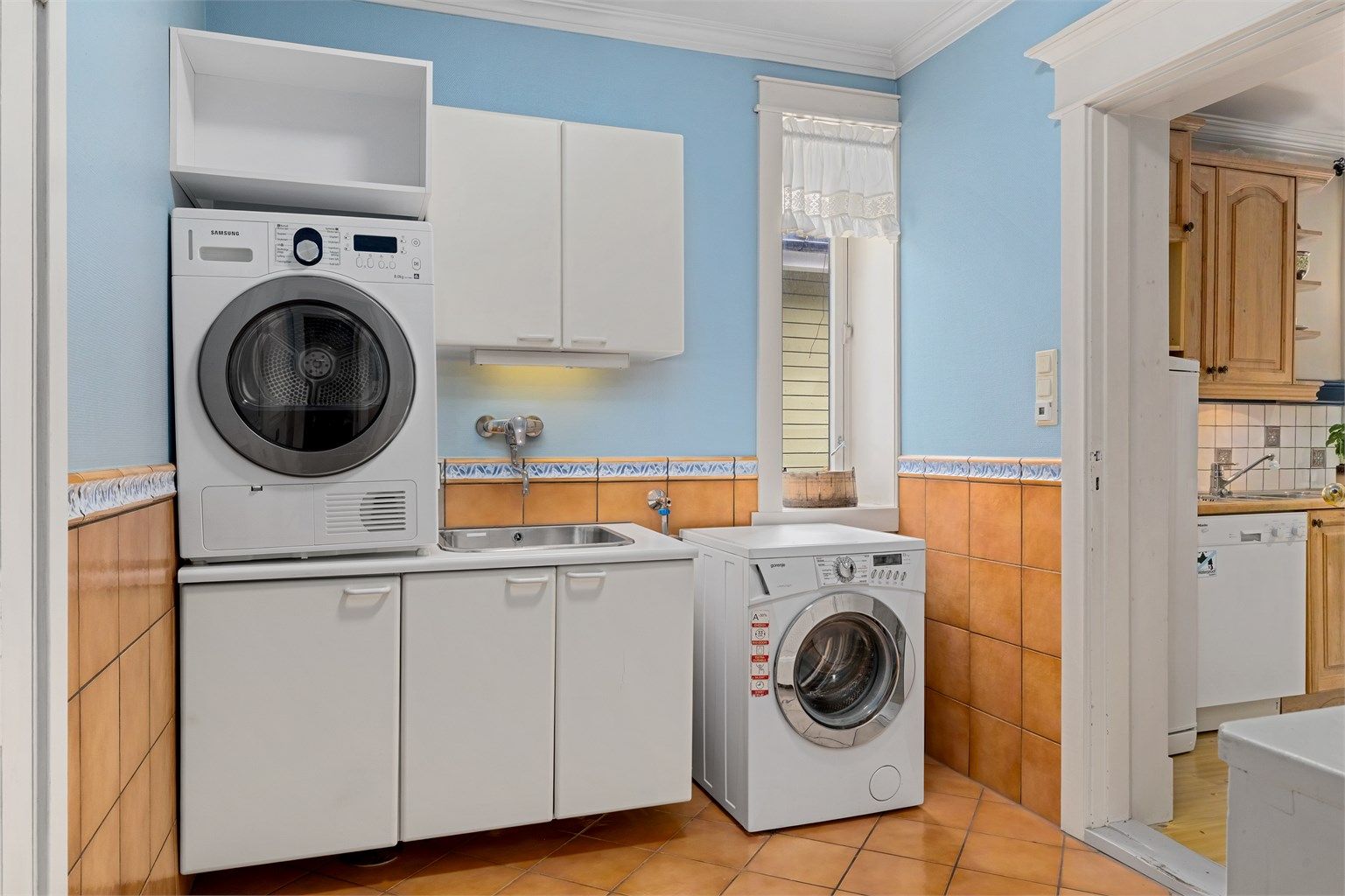 Vaskerom fra sent '90-tall. innredning og opplegg til både vaskemaskin og tørketrommel.