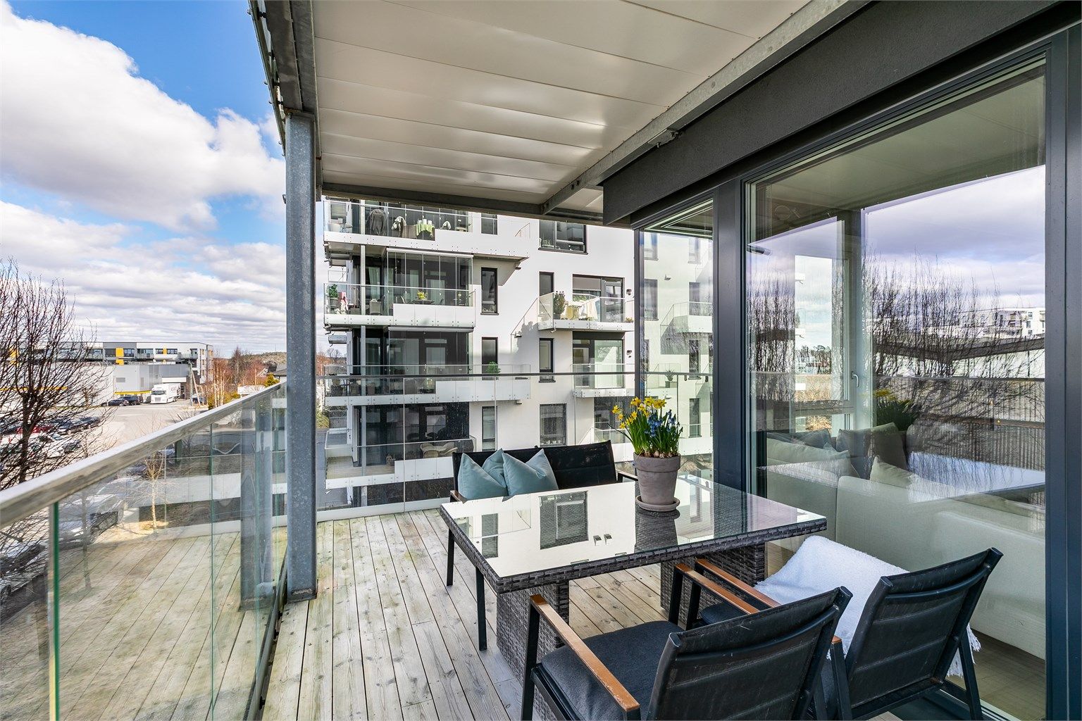 Verandaen omfavner hjørnet og er oppmålt til ca. 17 kvm. Her er det lett å finne plass til utemøbler som spisebord eller loungegruppe.