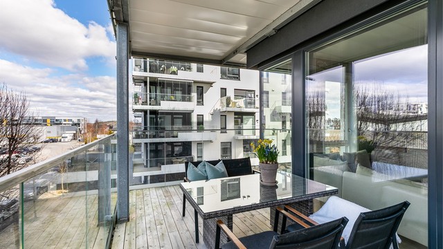 Verandaen omfavner hjørnet og er oppmålt til ca. 17 kvm. Her er det lett å finne plass til utemøbler som spisebord eller loungegruppe.