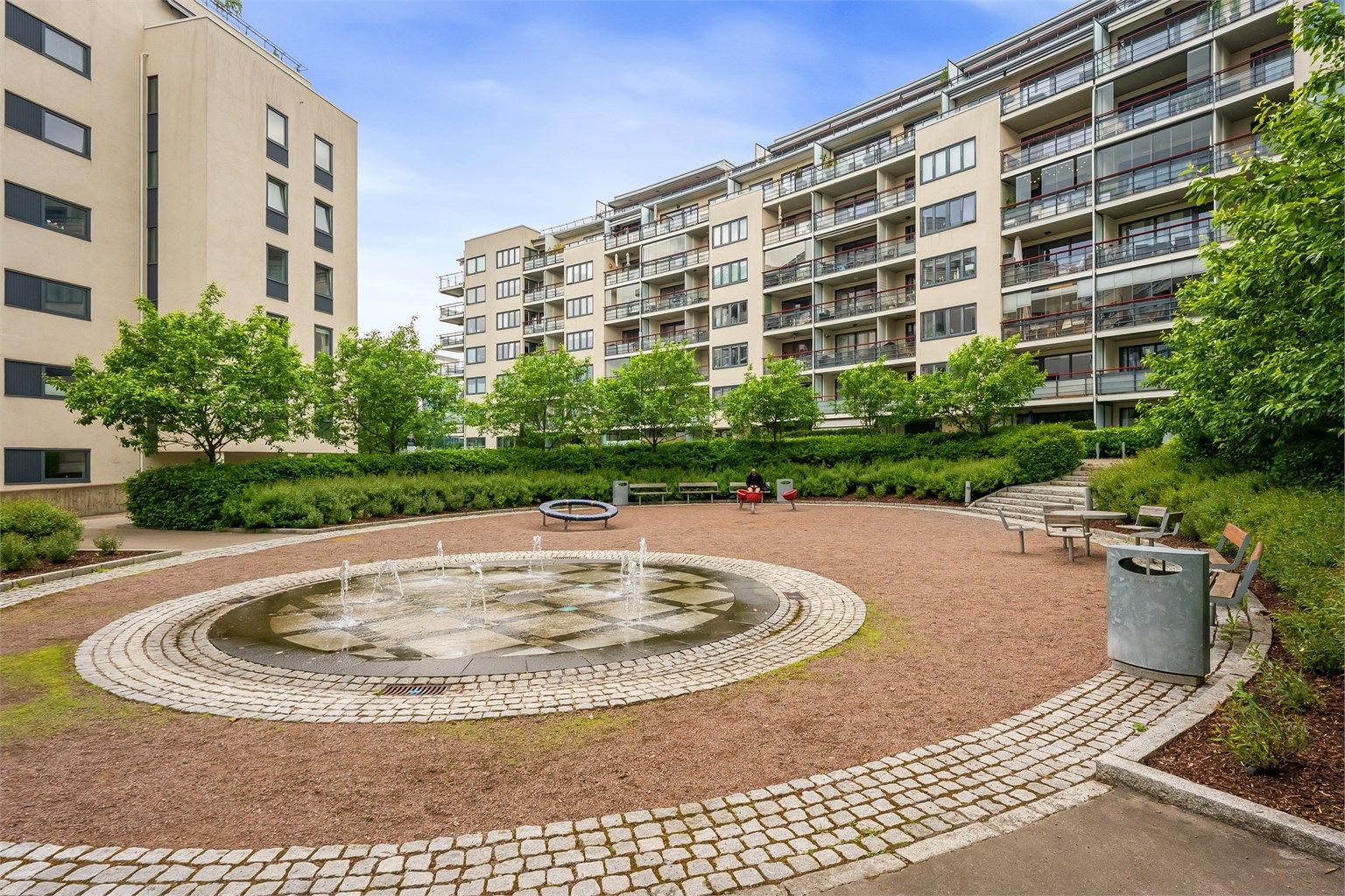 Fellesarealene er pent opparbeidet med sittegrupper, beplantning og lekeplass.