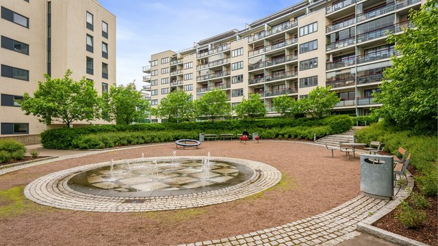 Fellesarealene er pent opparbeidet med sittegrupper, beplantning og lekeplass.
