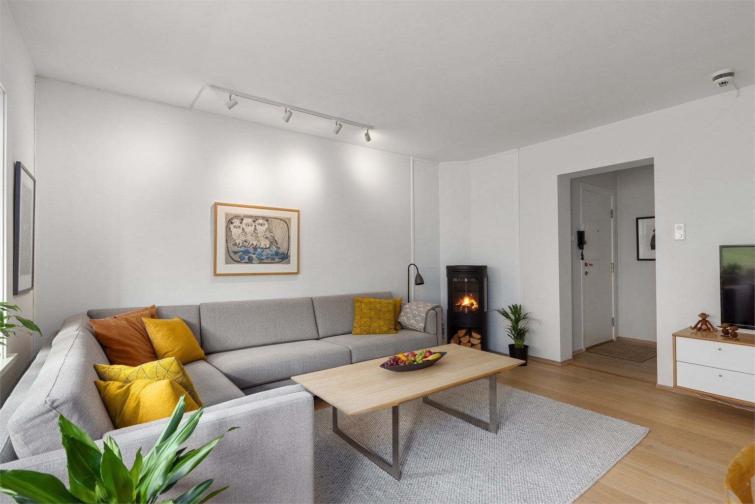 Stor og koselig stue med moderne peisovn som gir varme på kalde dager og ellers hyggelig atmosfære 