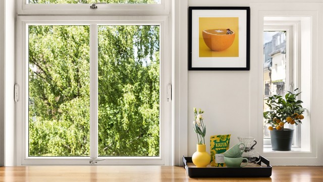 En gjennomgående planløsning med mye naturlig lys fra to sider.
