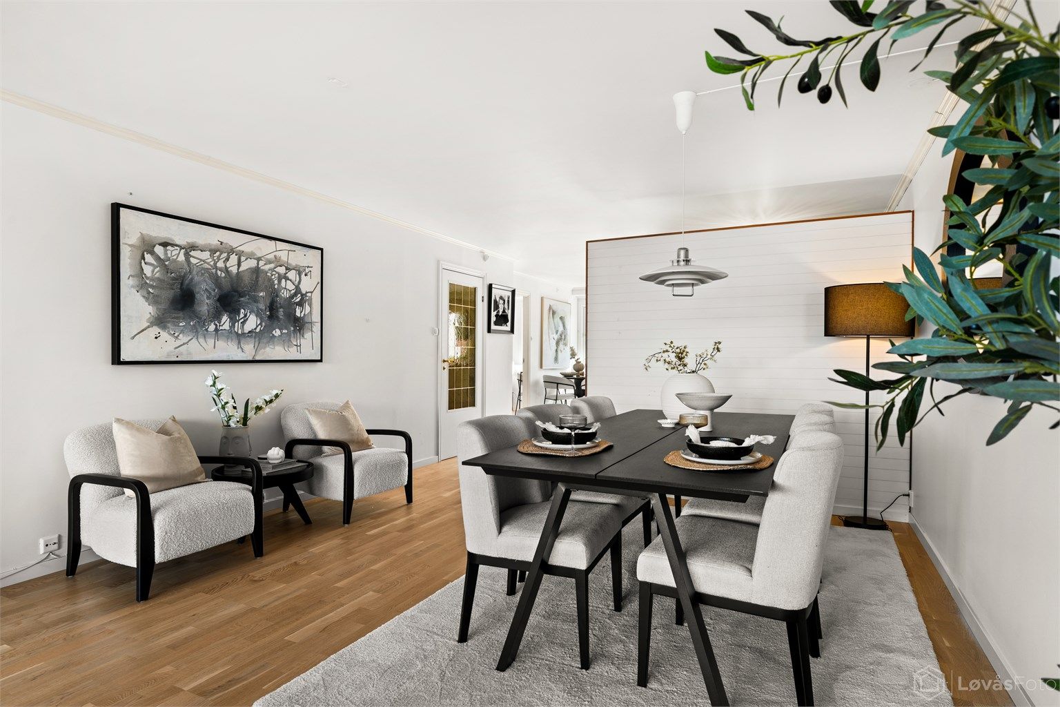 Om den rette anledningen byr seg, er det rikelig med plass til å dekke til et skikkelig langbord for sammenkomster for familie, slekt og venner. 