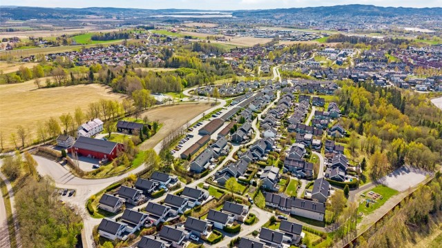 Kort vei til servicetilbud på Skedsmo senter, samt flotte turområder i Tæruddalen.