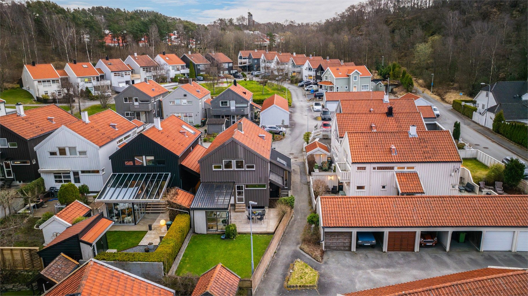 Eiertomt på 199 kvm. Fin endetomt med solrik hage og terrasse, hagestue samt terrasse ved inngangsparti. Boligen ligger i et etablert nabolag. Inngjerdet og fin vestvendt hage. 

