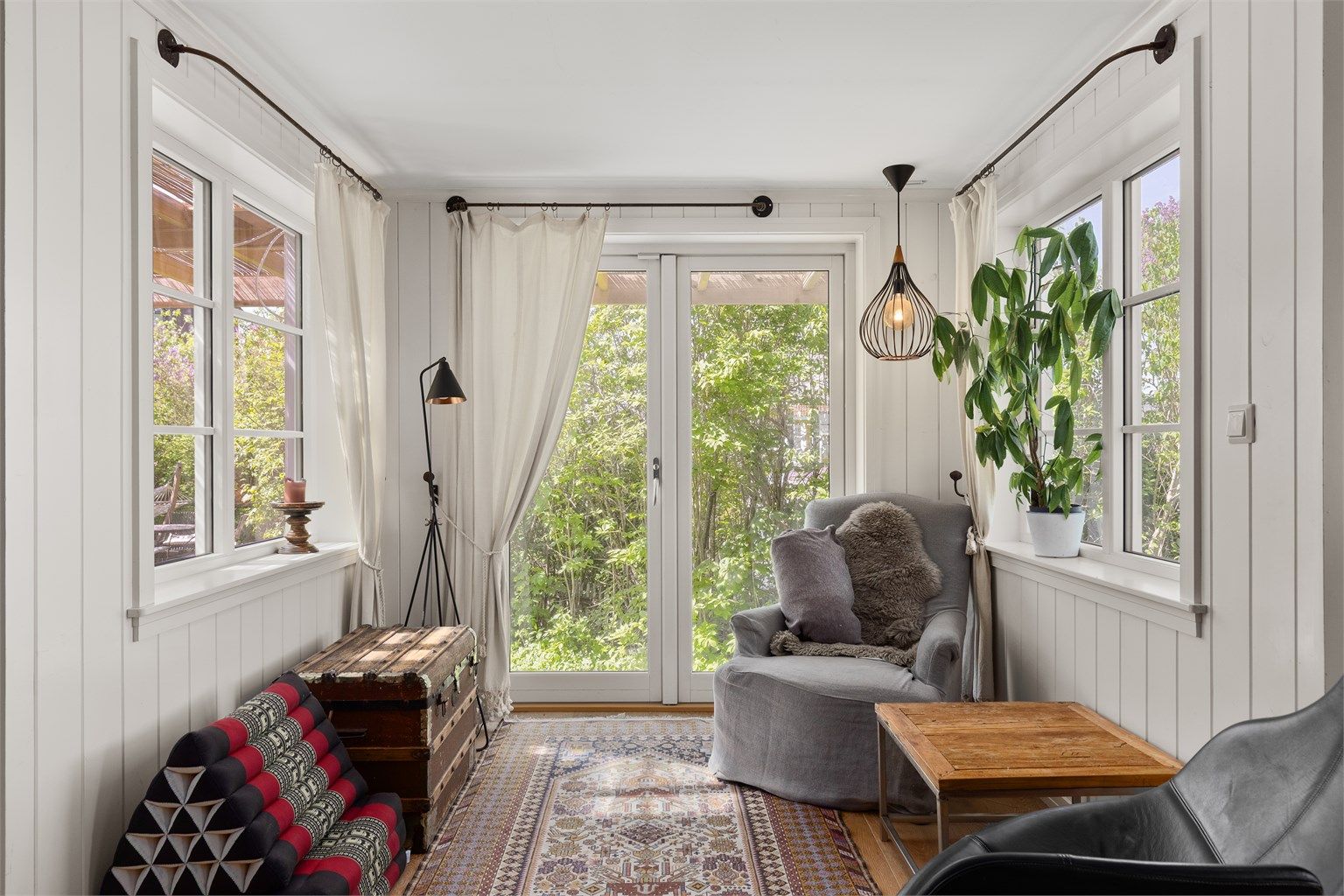  Innerst i stuen er det god plass til et par godstol hvor du kan kose deg i stuekroken med en bok og kopp kaffe. 
