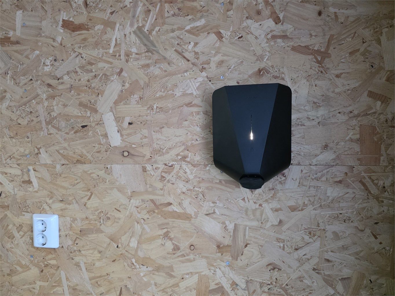 Det er etablert ladepunkt til el-bil i garasjen. 