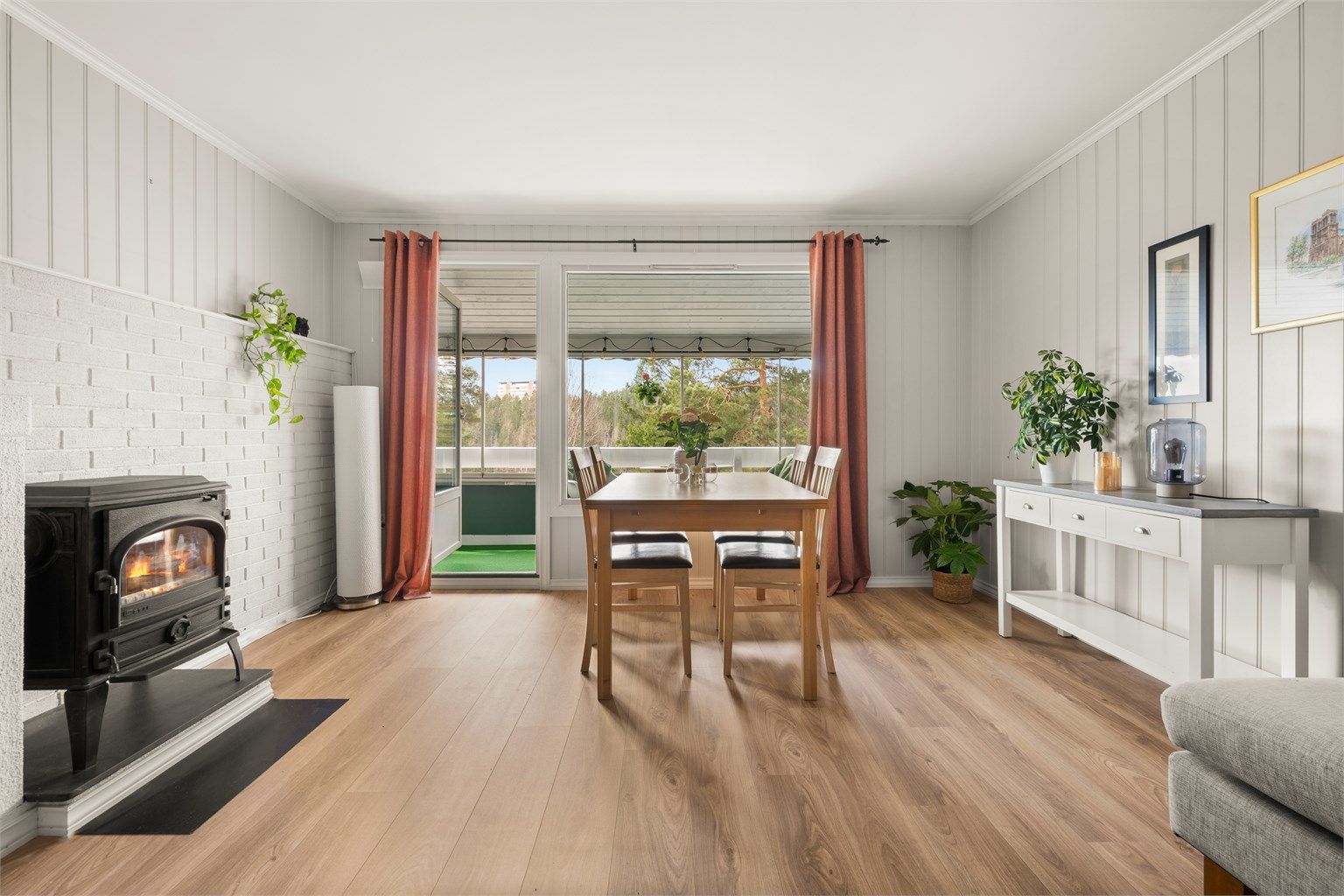 Peisovnen i stuen gir en lun atmosfære og er en effektiv supplerende varmekilde på kalde dager.