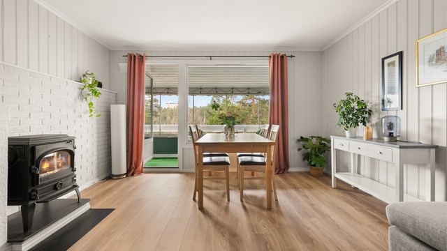 Peisovnen i stuen gir en lun atmosfære og er en effektiv supplerende varmekilde på kalde dager.