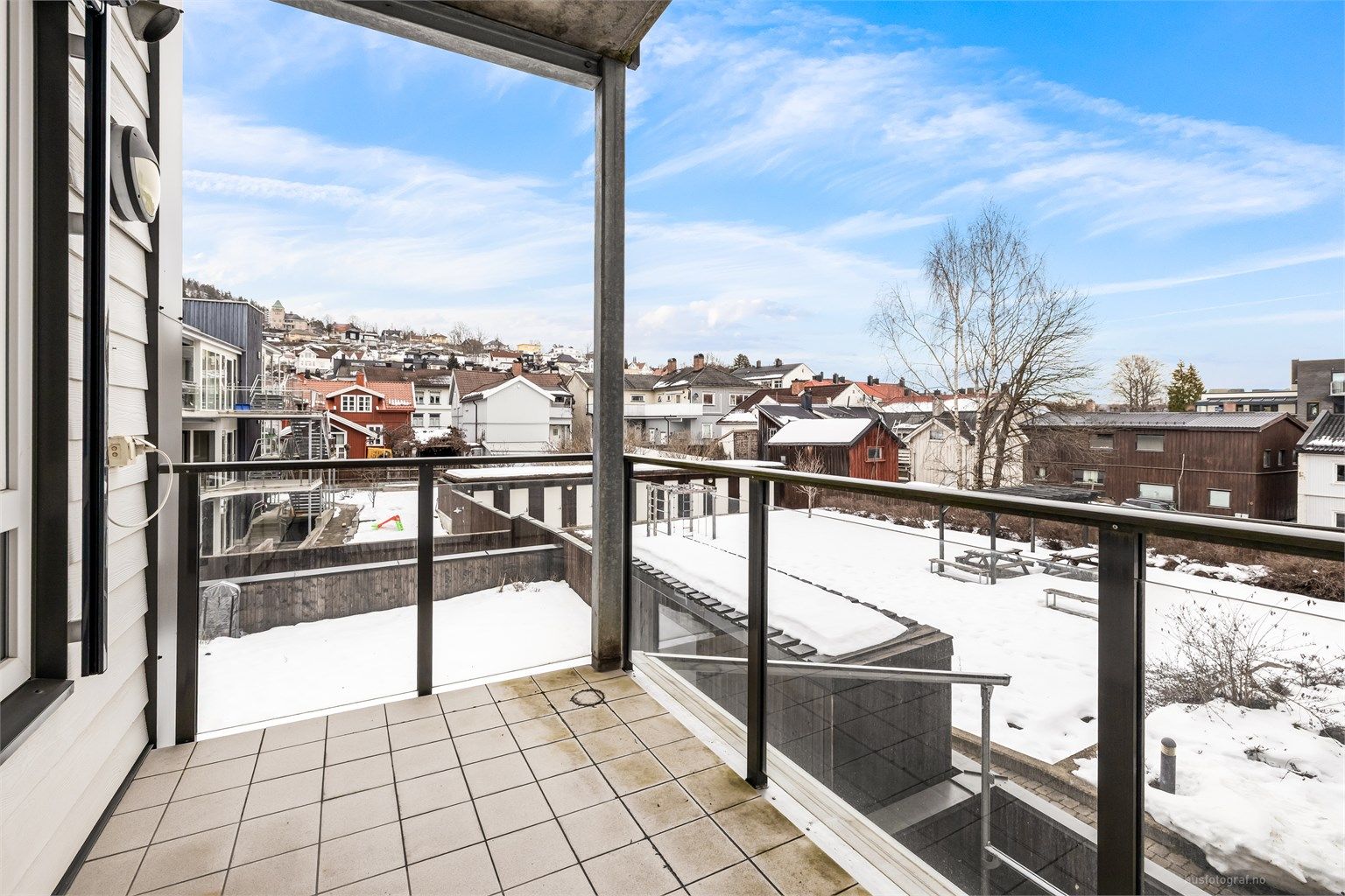 Overbygget østvendt balkong på ca. 6 kvm med flislagt gulv.