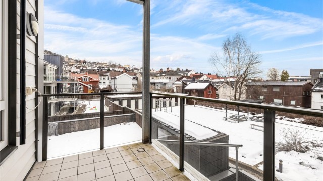 Overbygget østvendt balkong på ca. 6 kvm med flislagt gulv.