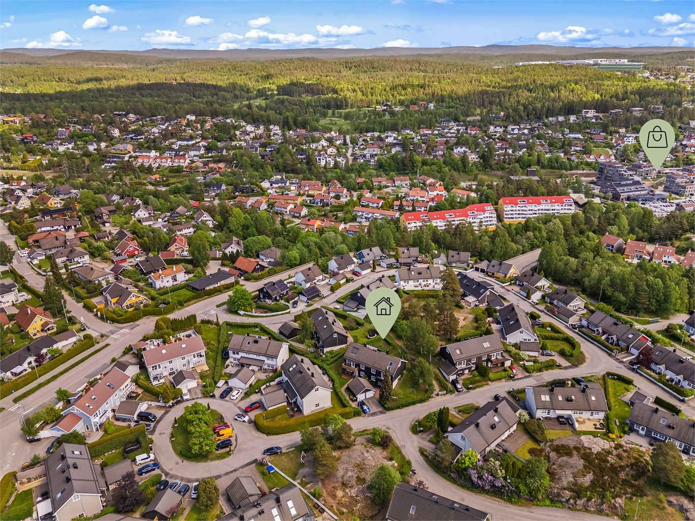 Greverud-senter med MENY, Rema 1000, restaurant, legekontor og apotek ligger 9 minutter unna til fots