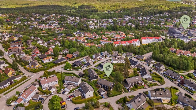 Greverud-senter med MENY, Rema 1000, restaurant, legekontor og apotek ligger 9 minutter unna til fots