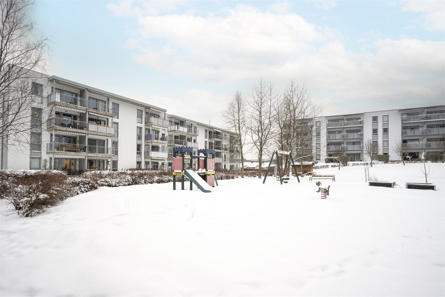 Lekeplass og fellesarealer.