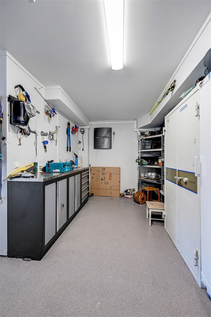 Stilig og praktisk bod i tilknytning til garasjen. 