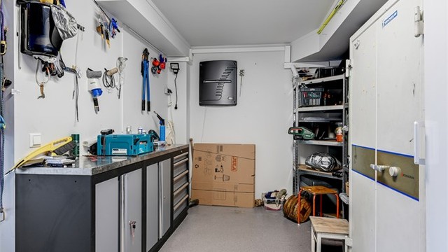 Stilig og praktisk bod i tilknytning til garasjen.