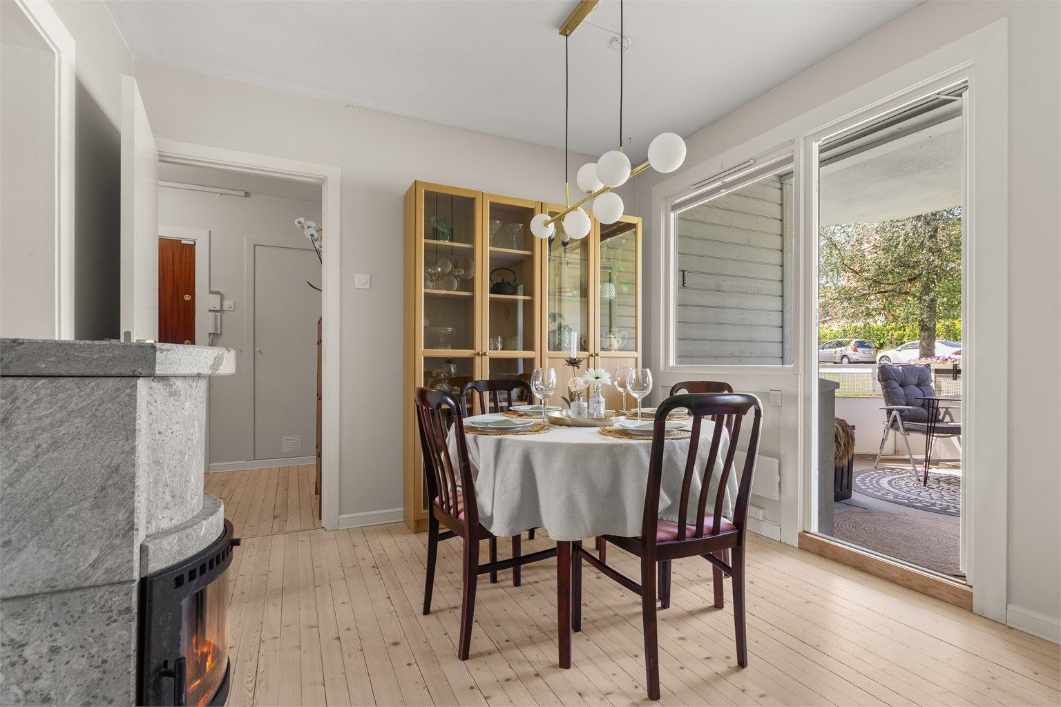 Lys og romslig stue med store vindusflater som slipper inn rikelig med lys og skaper en luftig atmosfære. 