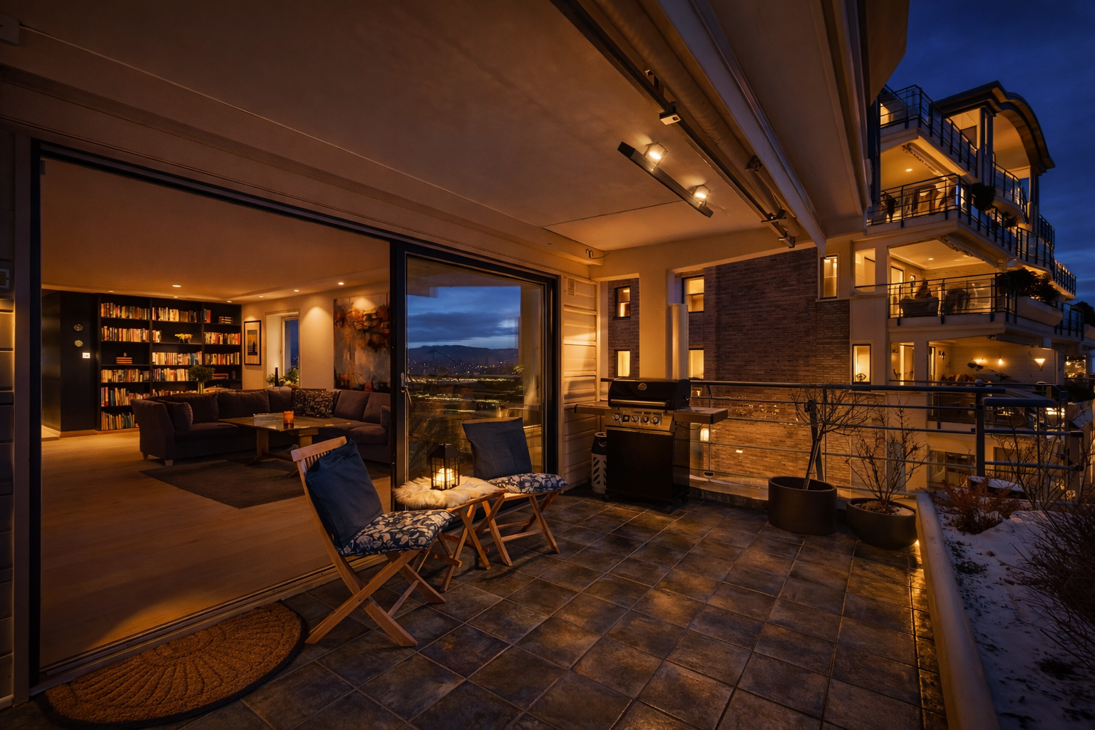 Stor og sørvestvendt balkong på 17 kvm med utebod og gode solforhold