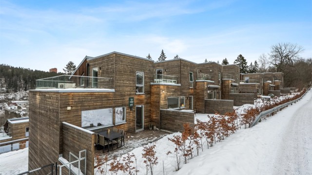 Velkommen til Stenbråtveien 145! Et stilrent og moderne enderekkehus fra 2020.