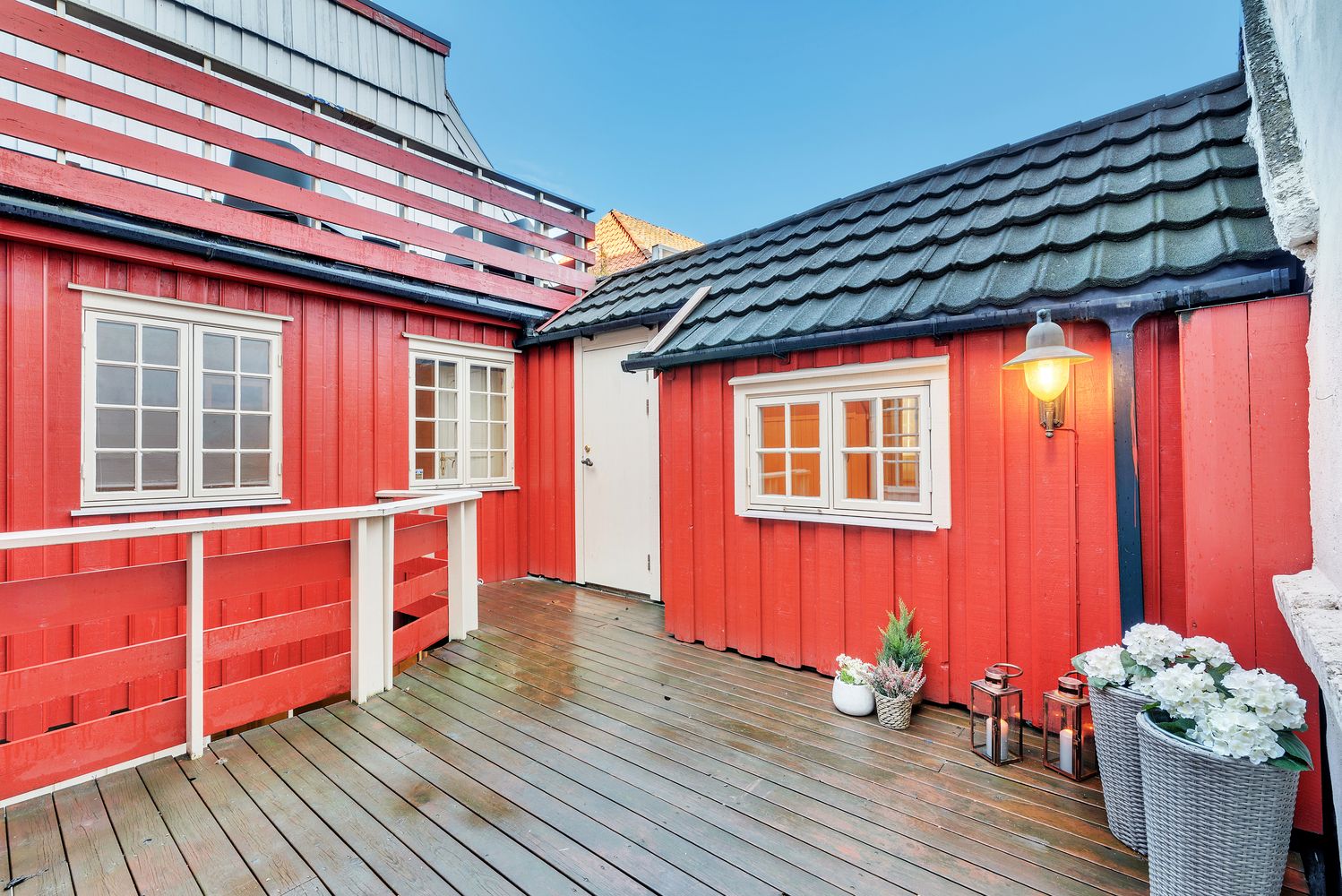 Sjarmerende og svært innholdsrik bygård. Med 2 leiligheter er eiendommen glimrende for den som ønsker å leie ut. Helt eller delvis! 