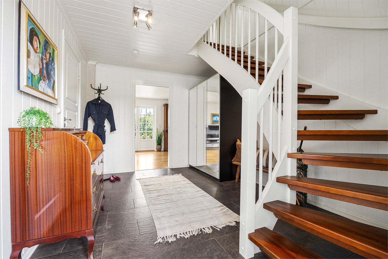 Den malte tretrappen leder opp til loftstuen og soverommene.