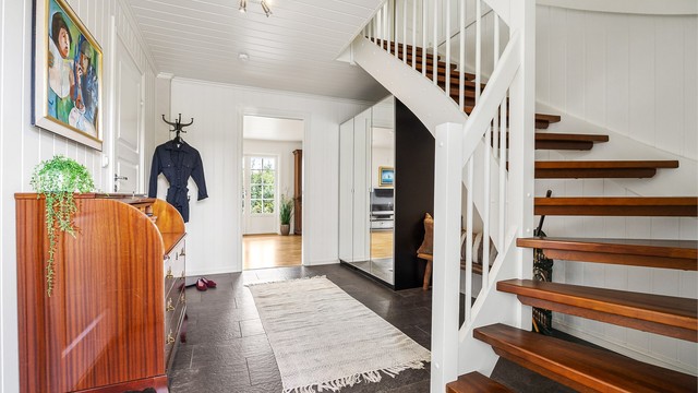 Den malte tretrappen leder opp til loftstuen og soverommene.