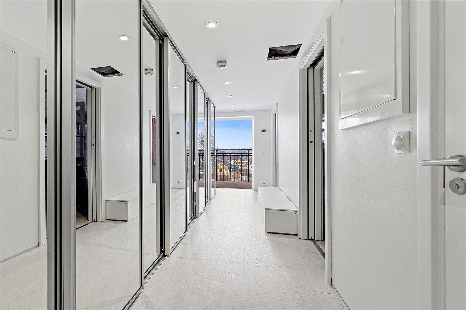 Entreen har downlights, varme i gulvet og oppbevaring bak speilskyvedører.