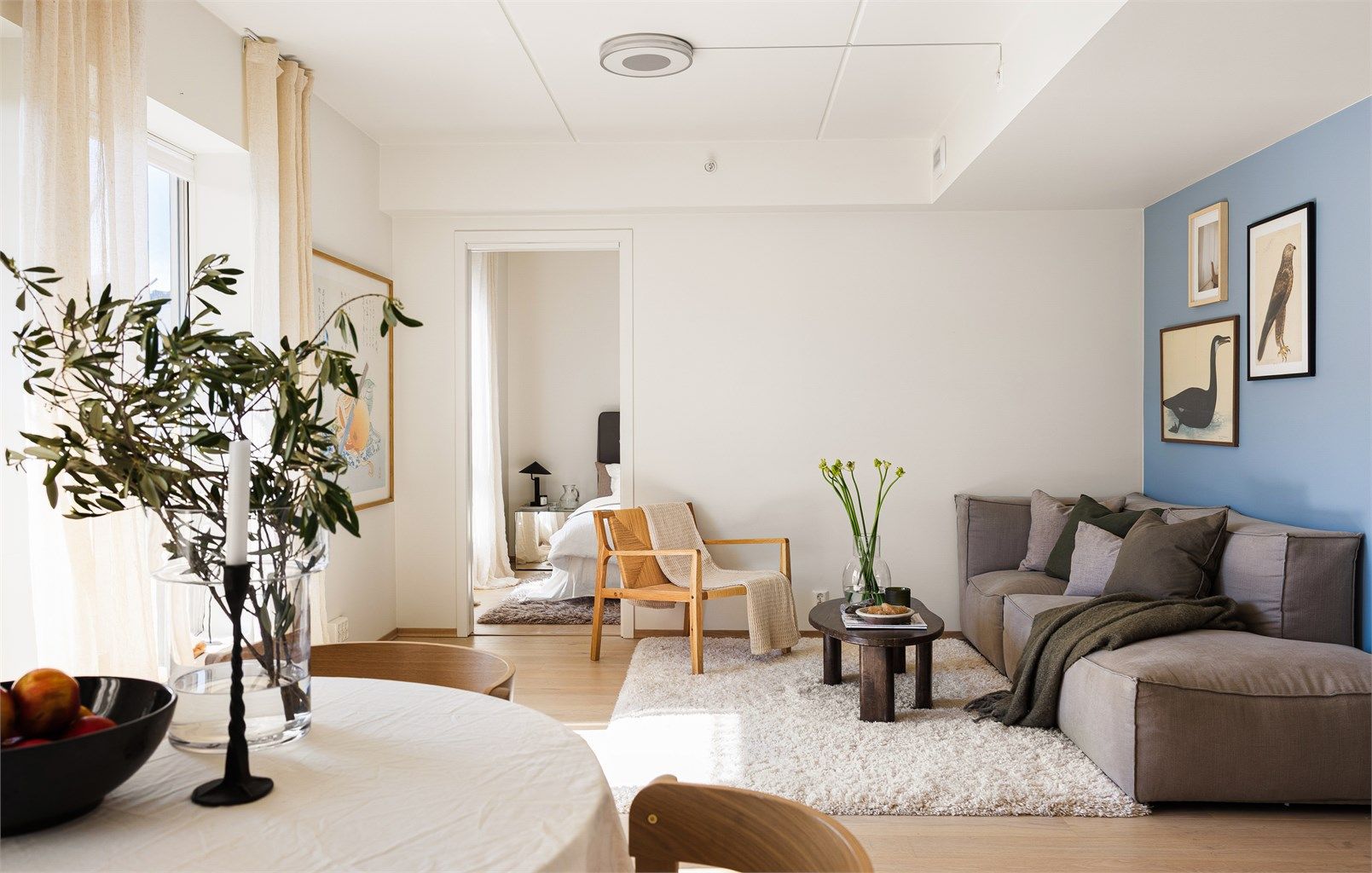 Stuen, i åpen løsning mot kjøkken er enkel å innrede i gode soner for det du skulle trenge