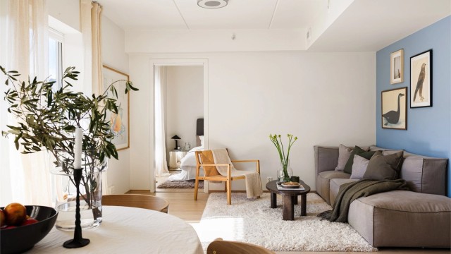 Stuen, i åpen løsning mot kjøkken er enkel å innrede i gode soner for det du skulle trenge