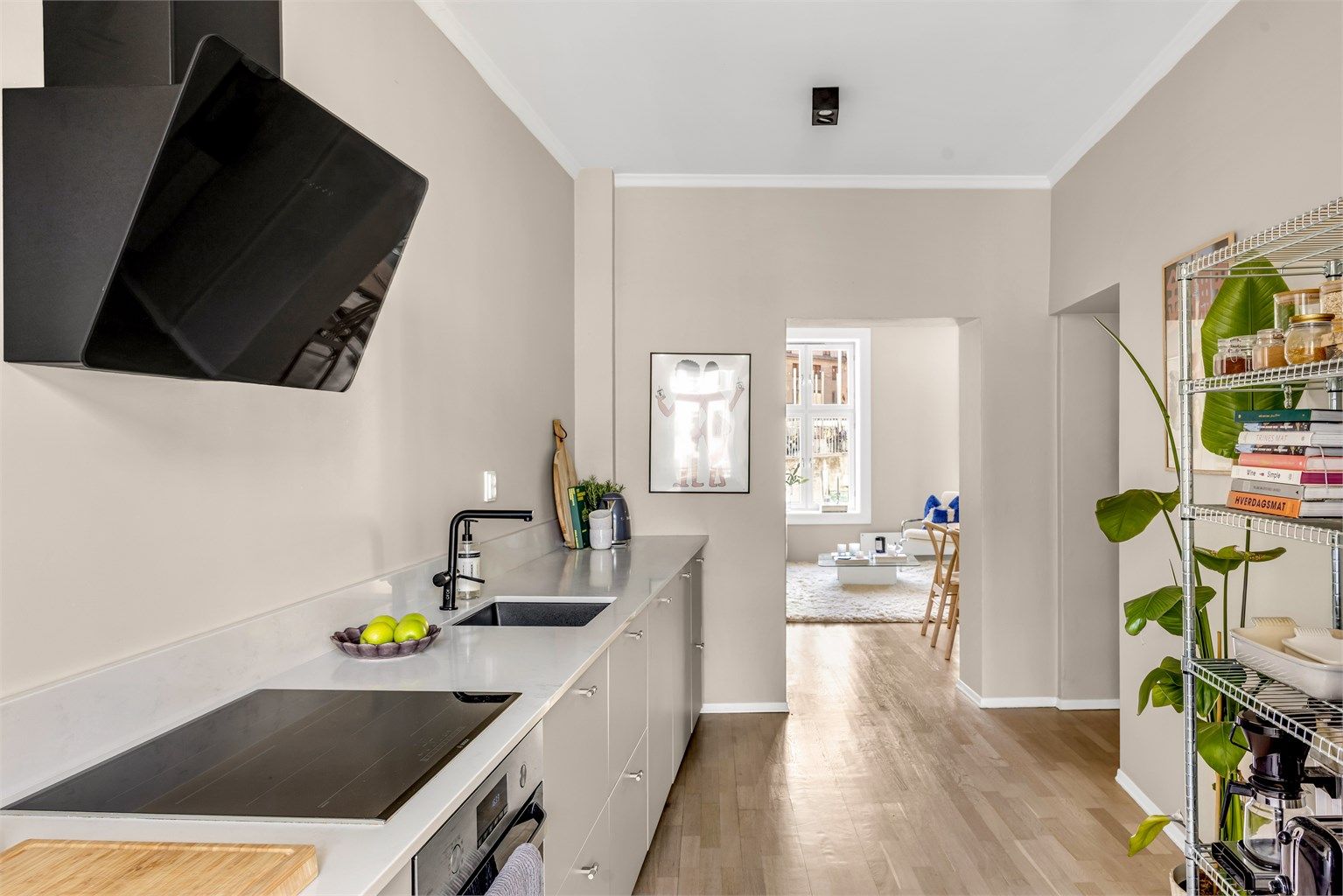 Kjøkkenet byr på flotte forhold for matlaging, med hele ca. 5 meter benkeplate som gir rikelig med arbeidsplass til både hverdag og selskap.