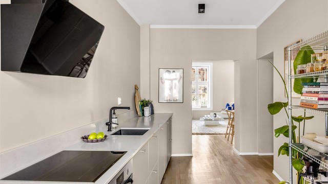 Kjøkkenet byr på flotte forhold for matlaging, med hele ca. 5 meter benkeplate som gir rikelig med arbeidsplass til både hverdag og selskap.