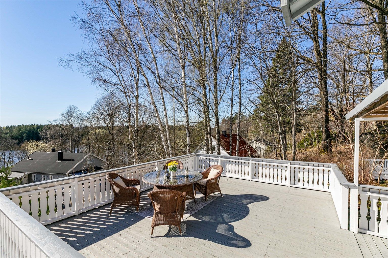 Utendørs er det stor tumleplass på usjenert terrasse og altan, med et samlet areal på hele 80 kvm.