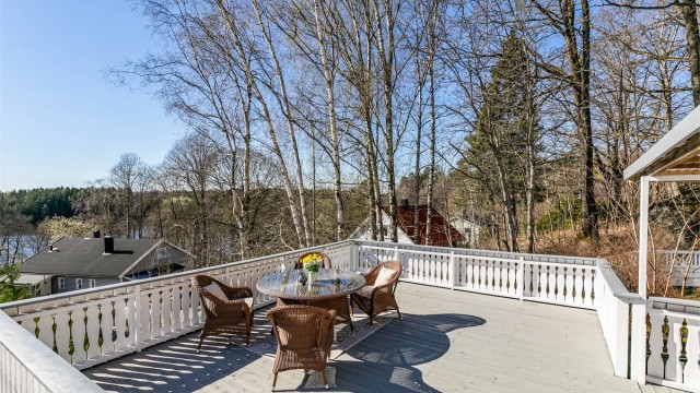 Utendørs er det stor tumleplass på usjenert terrasse og altan, med et samlet areal på hele 80 kvm.