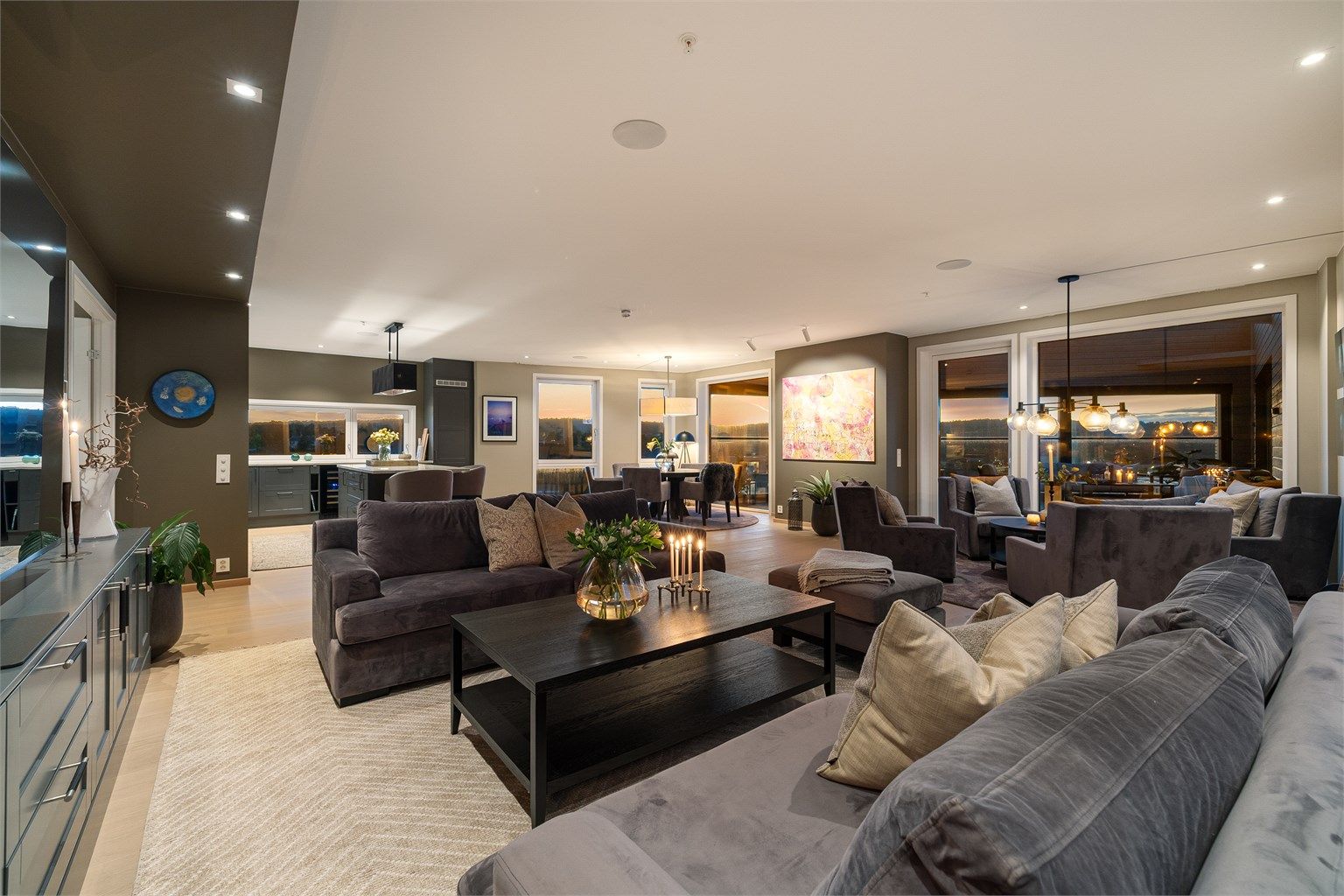 Velkommen inn i en imponerende stue - strategisk plassert i byggets ende med vid utsikt.