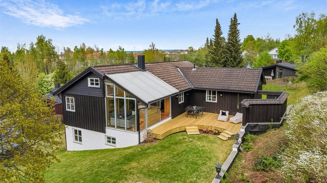Eiendommen har en stor og usjenert hage med gode lekeområder.