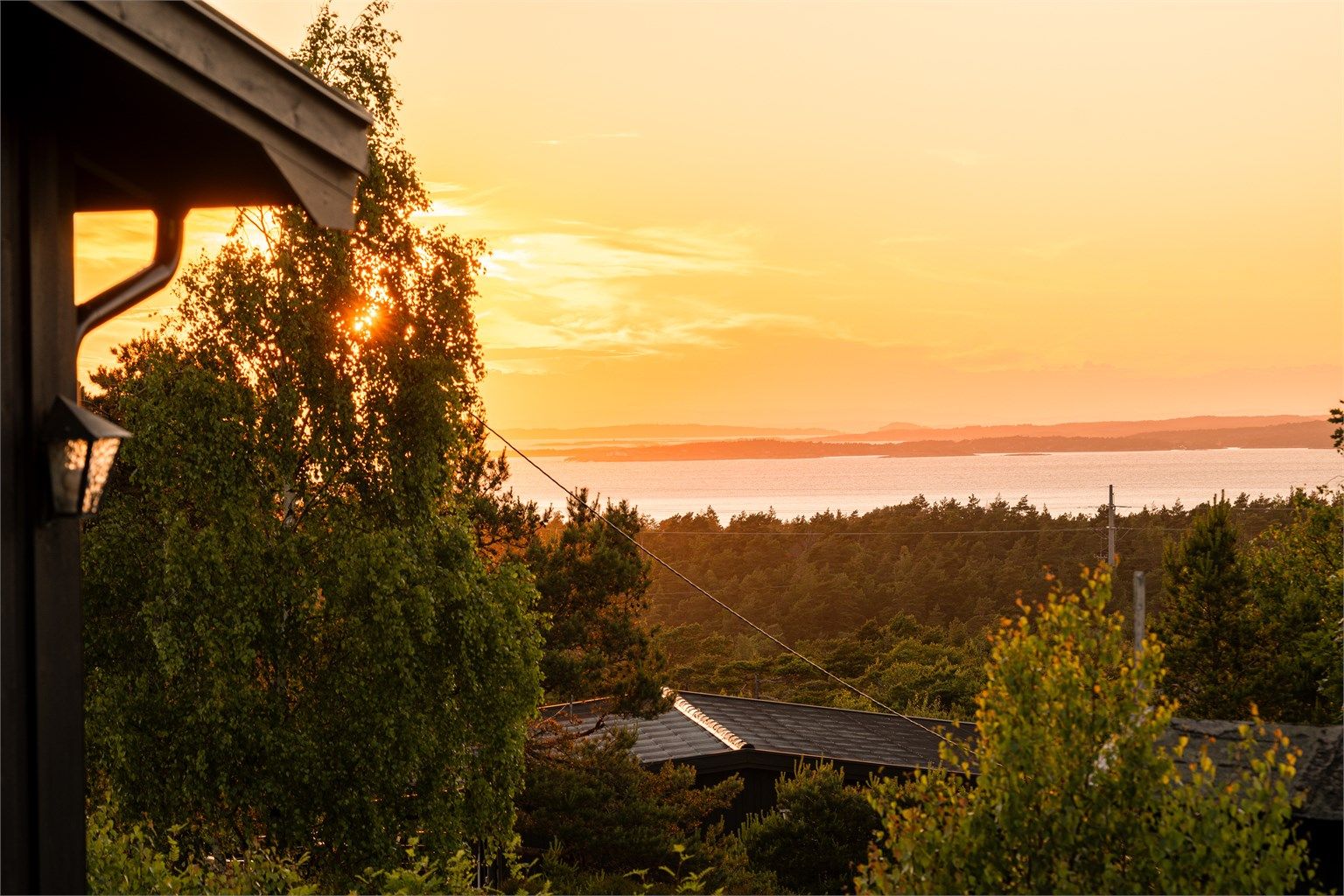 Fantastisk utsikt mot Oslofjorden med vakre solnedganger som kan nytes fra eiendommen.