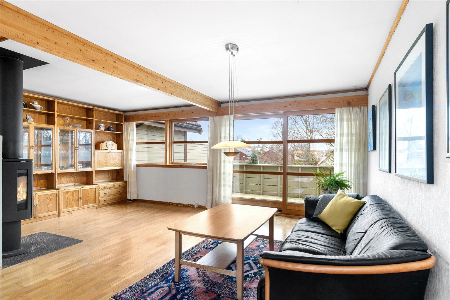 Store vindusflater gir rikelig med lys og utgang til en stor balkong.