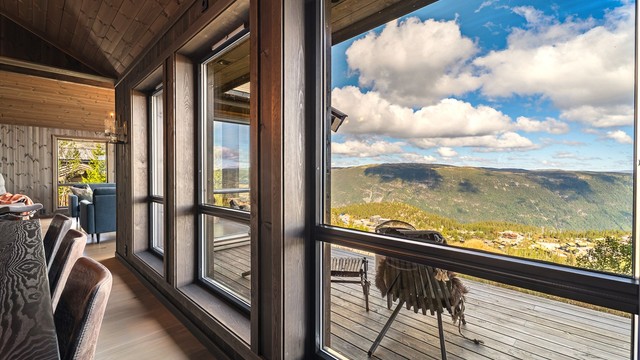 Fra stuen er det direkte utgang via terrassedør til terrasseplattingen.