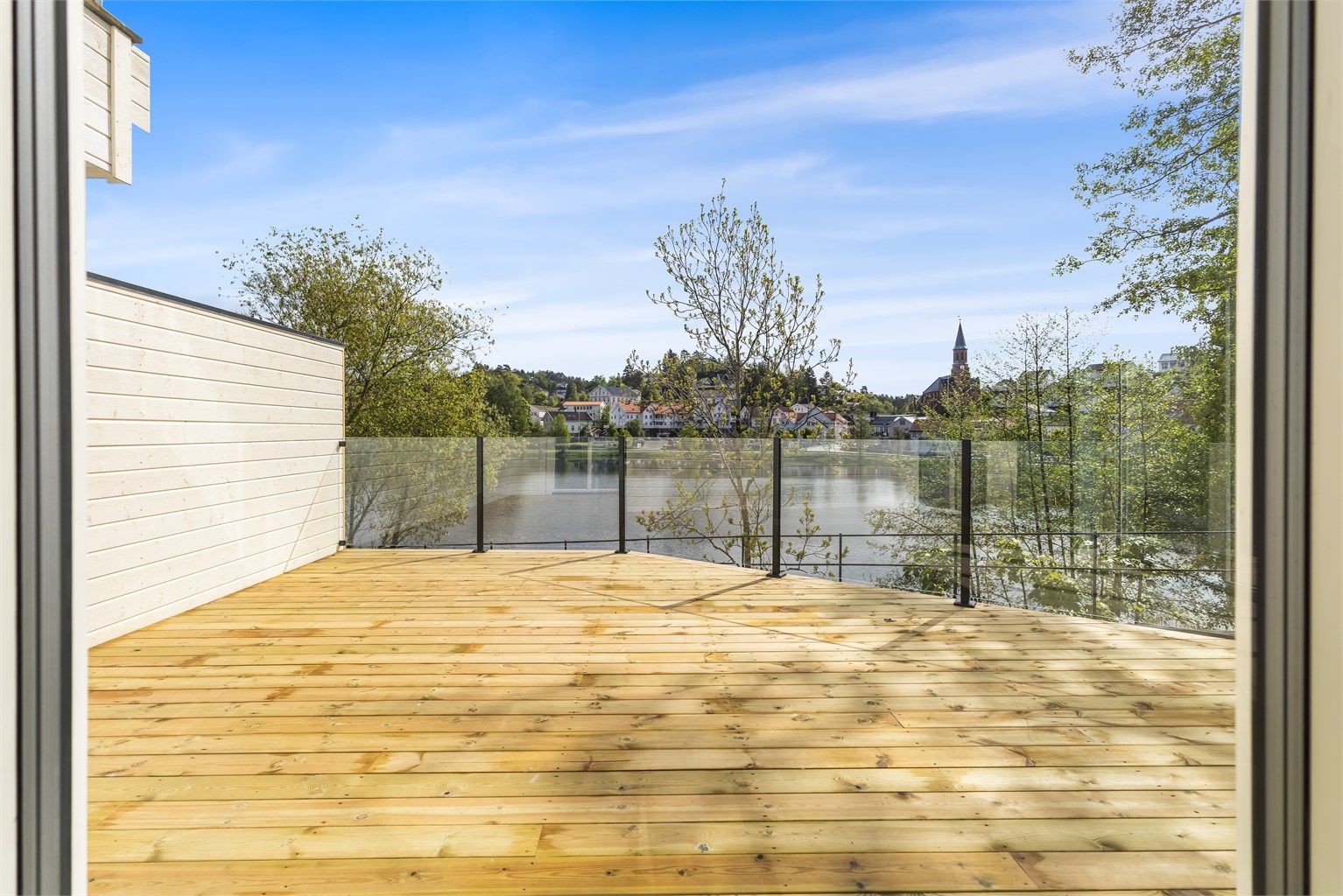 Utsikt over Tjenna og Tvedestrand sentrum fra uteplassen.