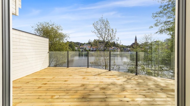 Utsikt over Tjenna og Tvedestrand sentrum fra uteplassen.