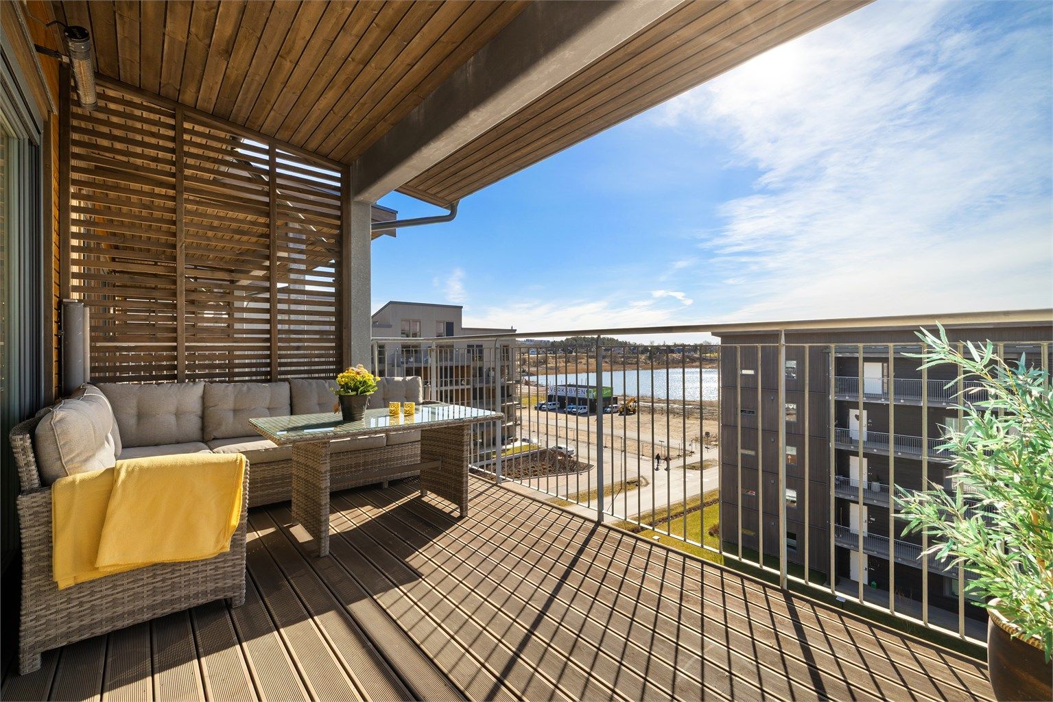 Leiligheten ligger høyt og luftig i øverste etasje, med balkong henvendt mot solens gang gjennom dagen.