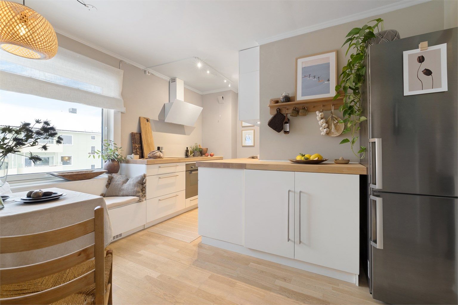 Pent og innholdsrikt kjøkken fra Kvik i delvis åpen løsning mot stue