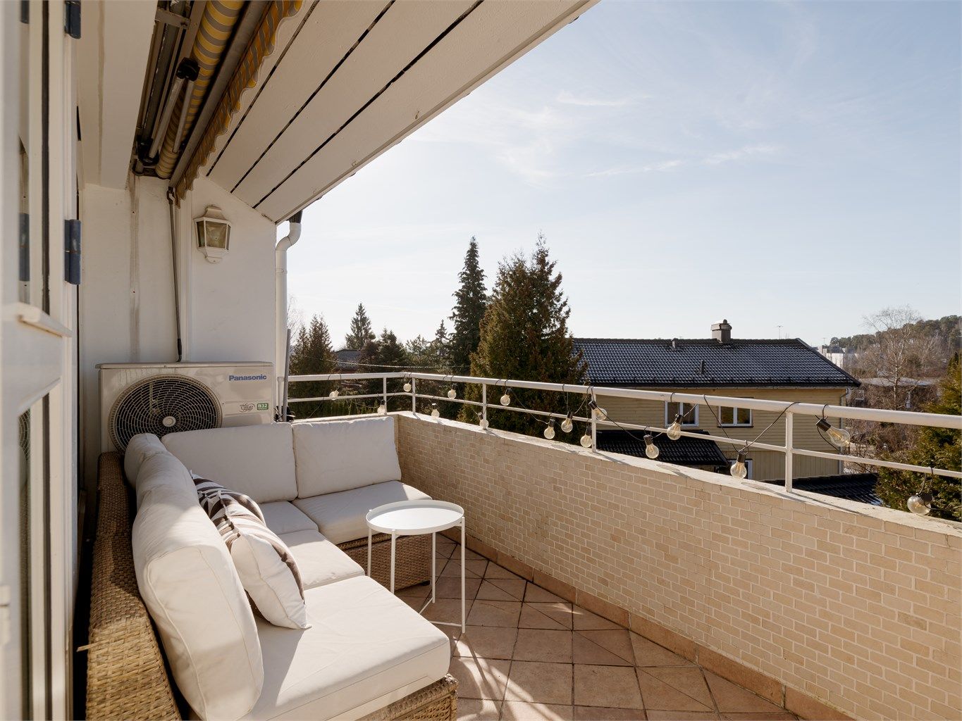 Fra stuen kommer du ut til leilighetens balkong på ca. 8 kvm. Her er det god plass til å innrede med en hyggelig sittegruppe der årets varme dager kan nytes.