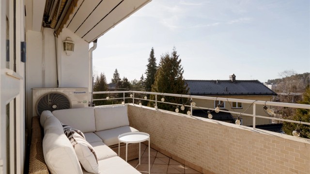 Fra stuen kommer du ut til leilighetens balkong på ca. 8 kvm. Her er det god plass til å innrede med en hyggelig sittegruppe der årets varme dager kan nytes.