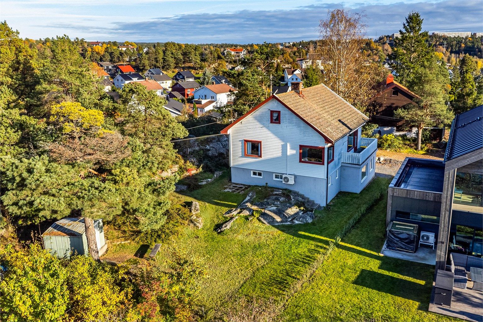 Boligen ble oppført i 1956 og har i dag behov for utskiftninger og generell modernisering. Hybel i sokkeletasjen gir mulighet for ekstra inntekt gjennom utleie.