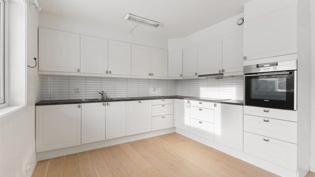 Leiligheten har et stort kjøkken i klassisk design fra Sigdal. Her er det integrert stekeovn i god arbeidshøyde og nedfelt platetopp.