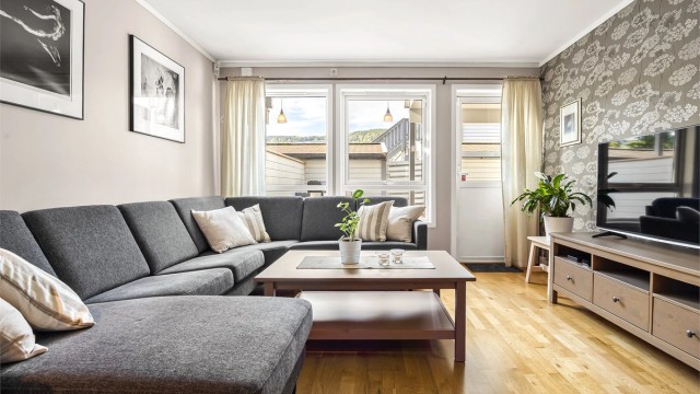 Vannbåren gulvvarme i alle oppholdsrom, tilknyttet felles fjernvarmeanlegg.