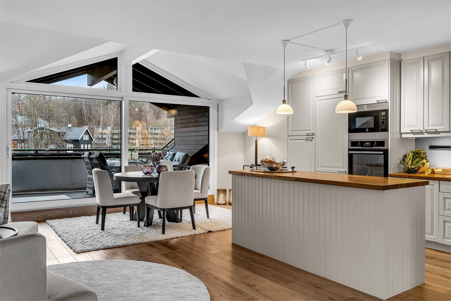 Attraktiv topp-/endeleil. m/god standard og takhøyde -2 takterrasser og 2 balkonger - Heis -Garasje - Peis!