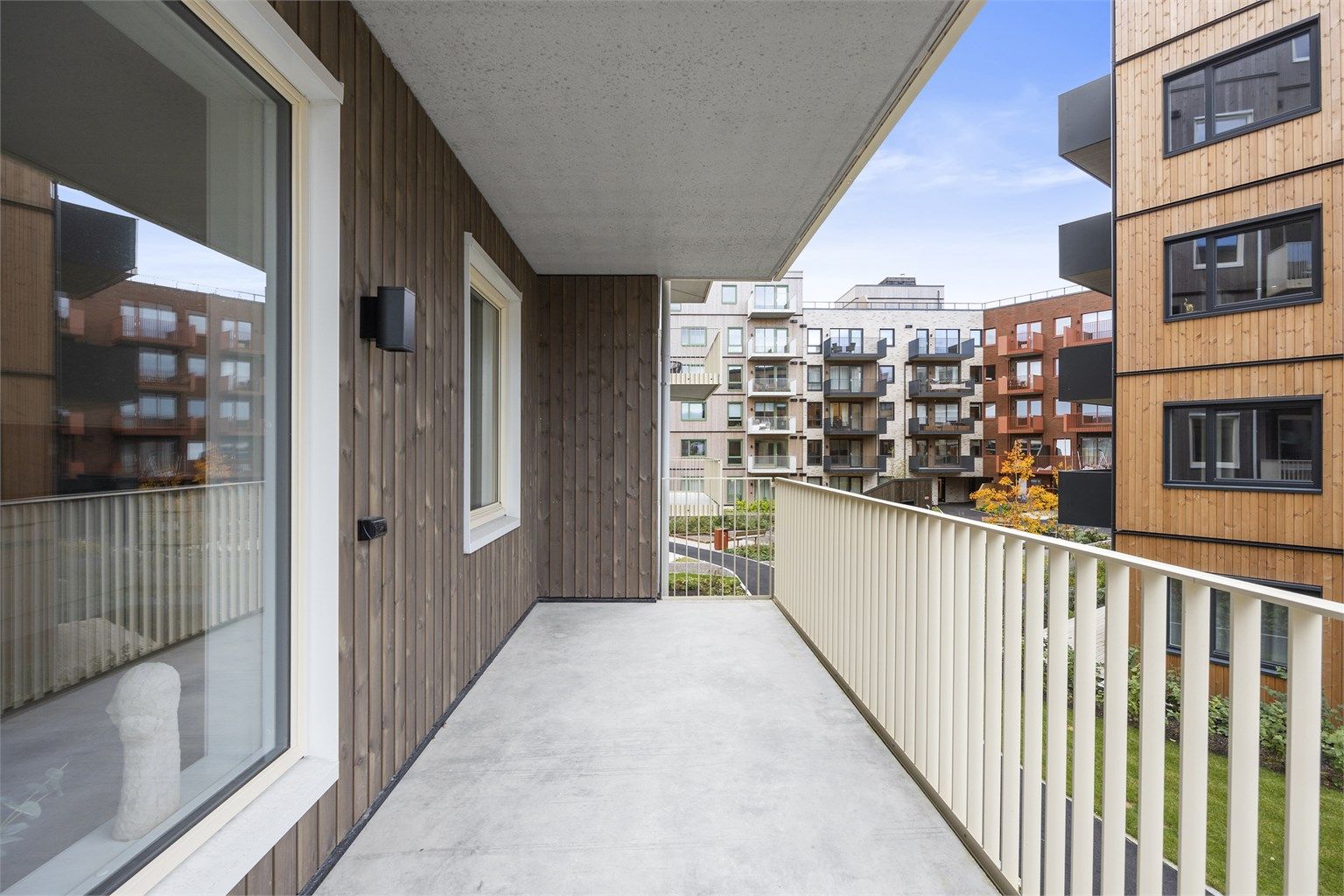 En nyoppført, lekker leilighet med gjennomgående planløsning, en stor balkong og nærhet til alt du har behov for i hverdagen. Foto: Christian Christensen / Christensen Fotolink